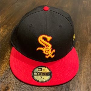 New era white Sox fitted hat  SZ 7 1/8